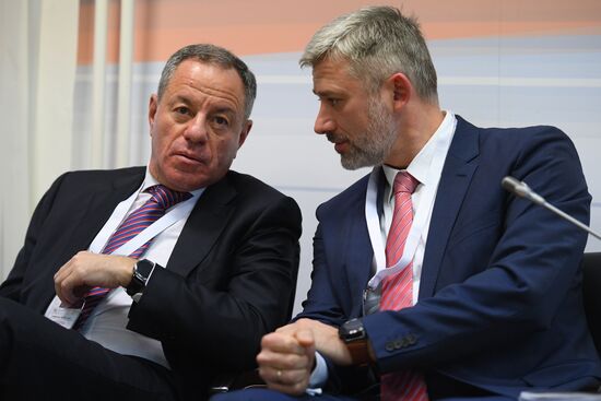 IX Гайдаровский форум. День первый