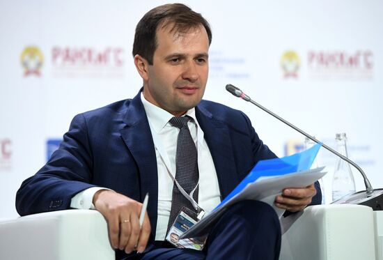 IX Гайдаровский форум. День первый