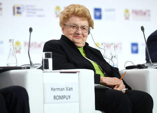 IX Гайдаровский форум. День первый