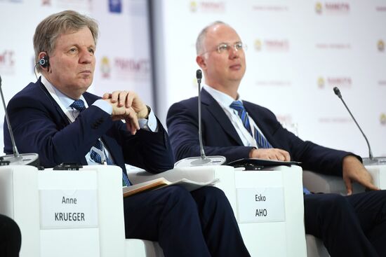 IX Гайдаровский форум. День первый