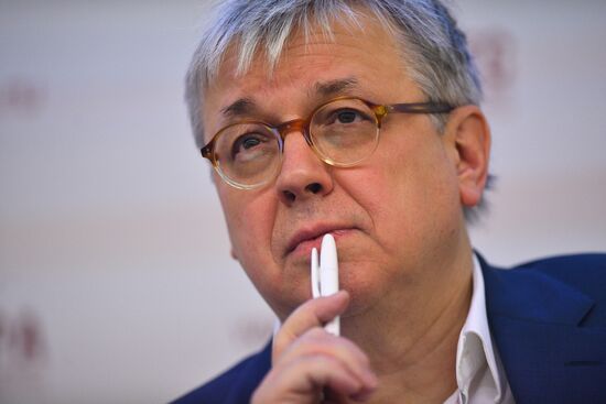 IX Гайдаровский форум. День первый