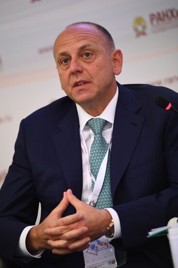 IX Гайдаровский форум. День первый