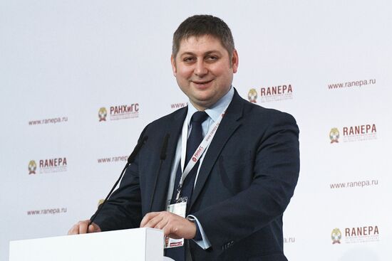 IX Гайдаровский форум. День третий