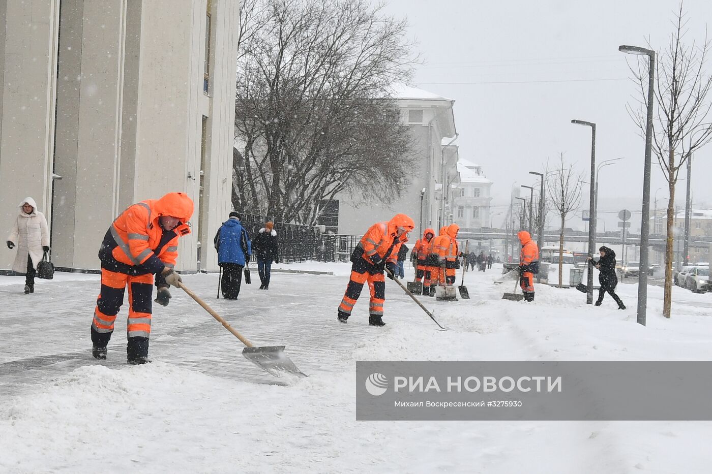 Коммунальные службы Москвы ликвидируют последствия сильного снегопада