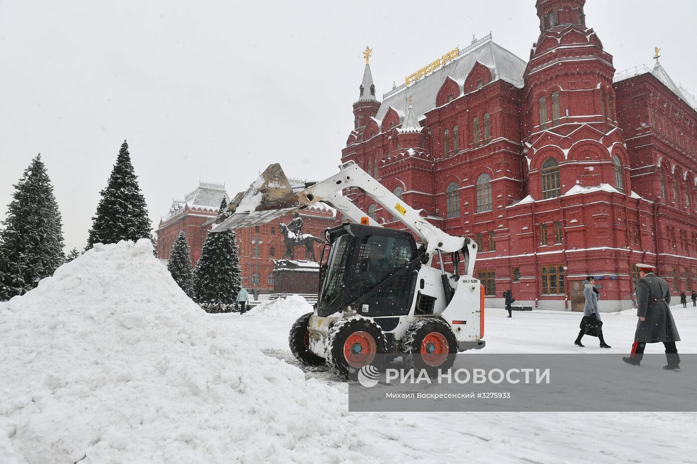 Коммунальные службы Москвы ликвидируют последствия сильного снегопада