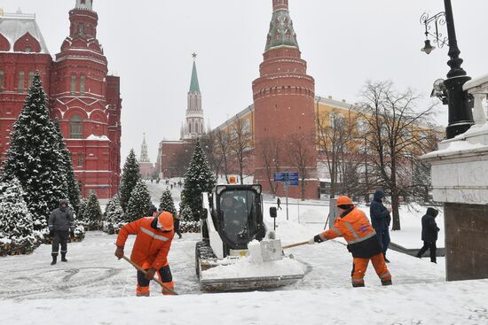 Коммунальные службы Москвы ликвидируют последствия сильного снегопада