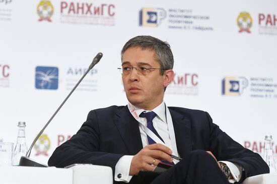 IX Гайдаровский форум. День третий