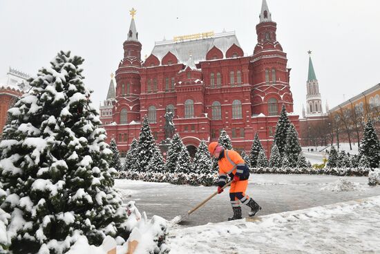 Коммунальные службы Москвы ликвидируют последствия сильного снегопада