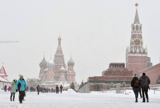 Коммунальные службы Москвы ликвидируют последствия сильного снегопада