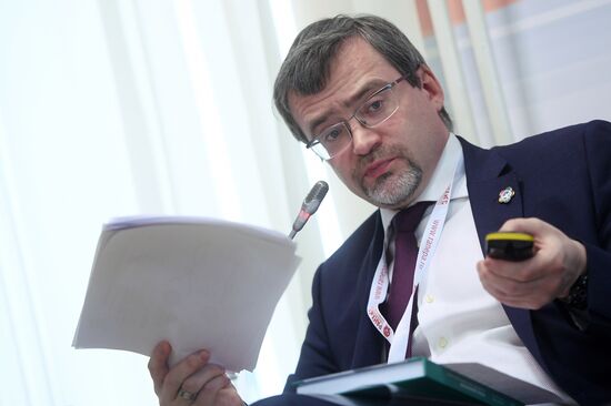 IX Гайдаровский форум. День третий