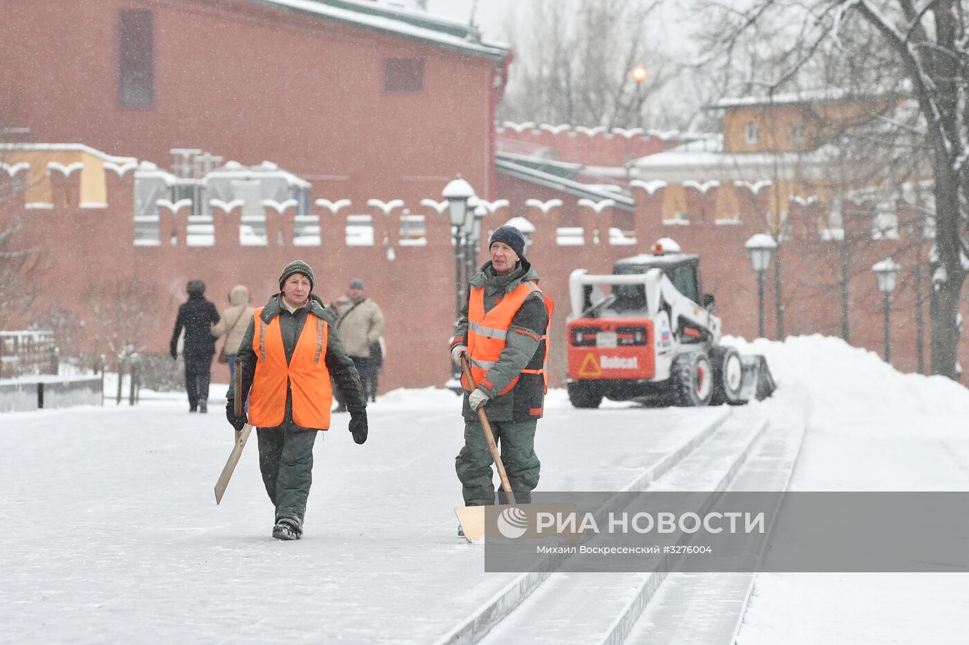 Коммунальные службы Москвы ликвидируют последствия сильного снегопада