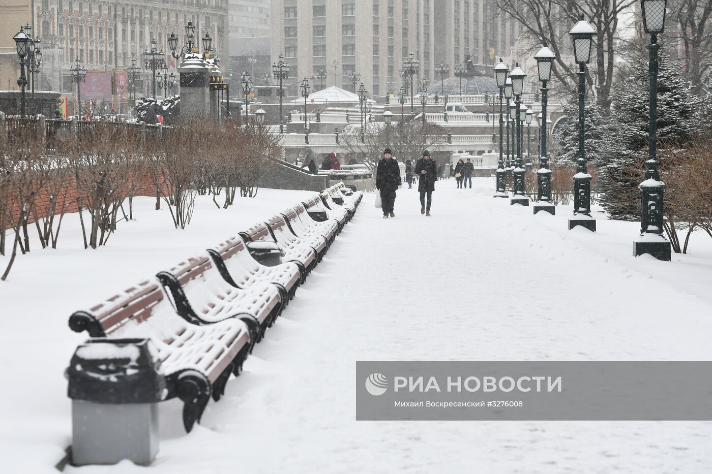 Коммунальные службы Москвы ликвидируют последствия сильного снегопада