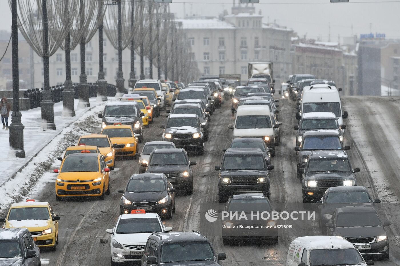 Коммунальные службы Москвы ликвидируют последствия сильного снегопада