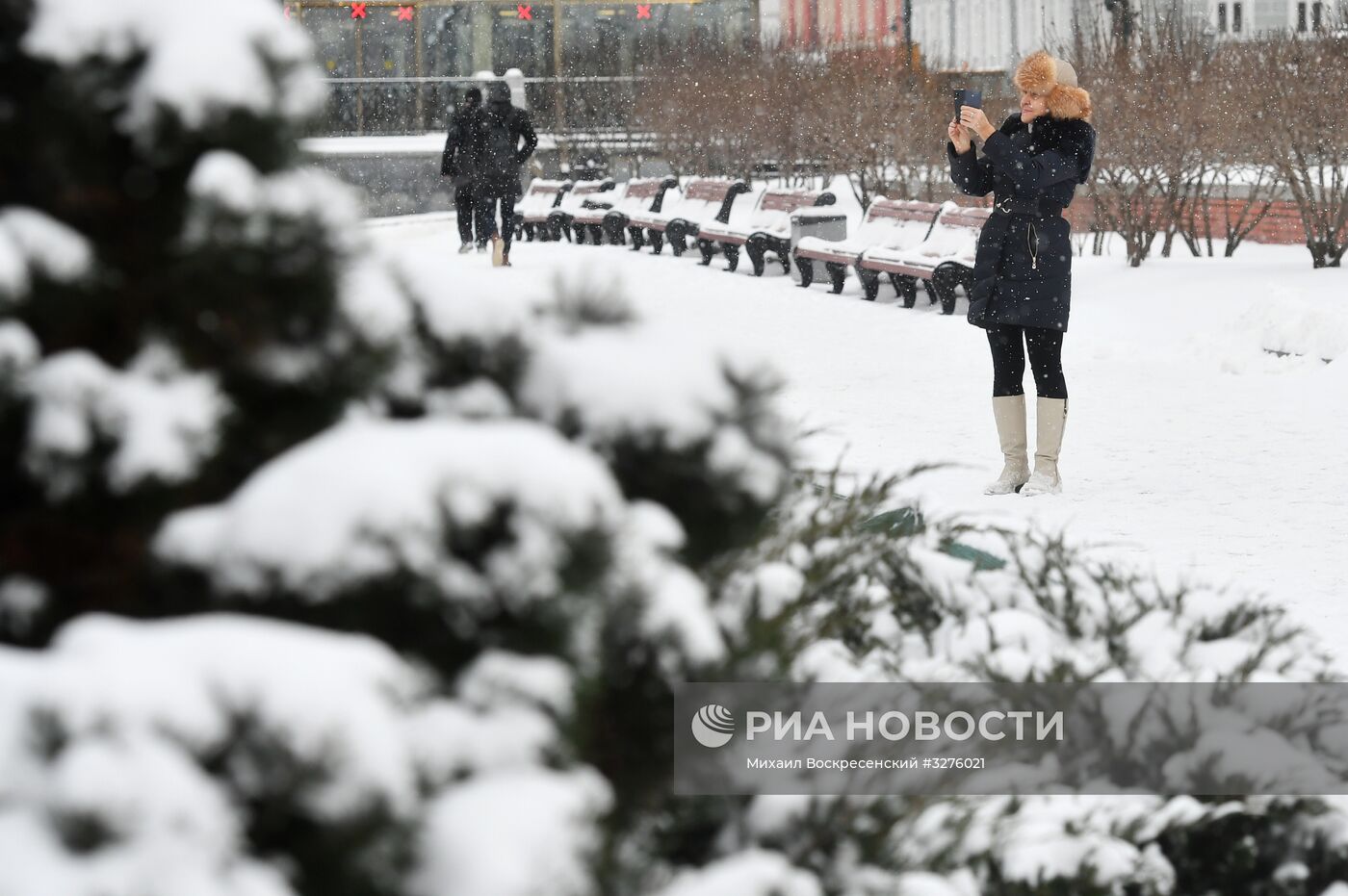 Коммунальные службы Москвы ликвидируют последствия сильного снегопада