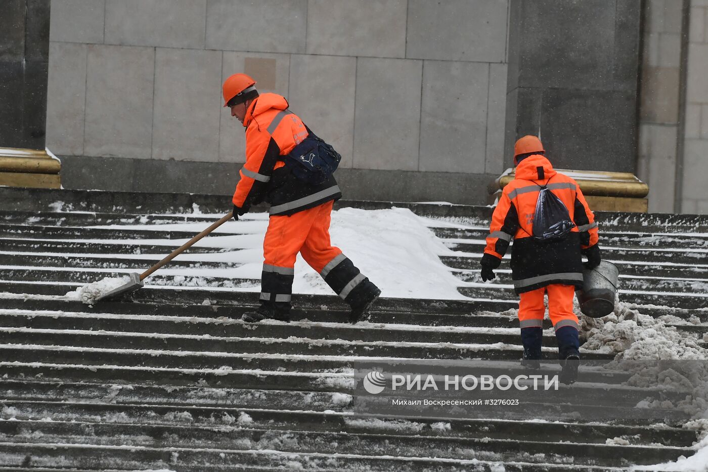 Коммунальные службы Москвы ликвидируют последствия сильного снегопада