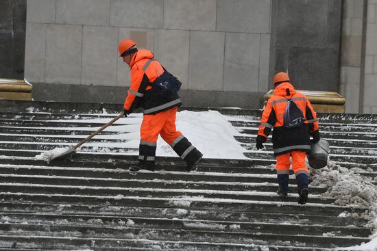 Коммунальные службы Москвы ликвидируют последствия сильного снегопада