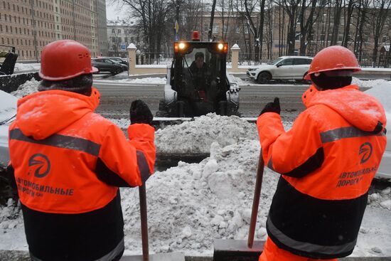 Коммунальные службы Москвы ликвидируют последствия сильного снегопада