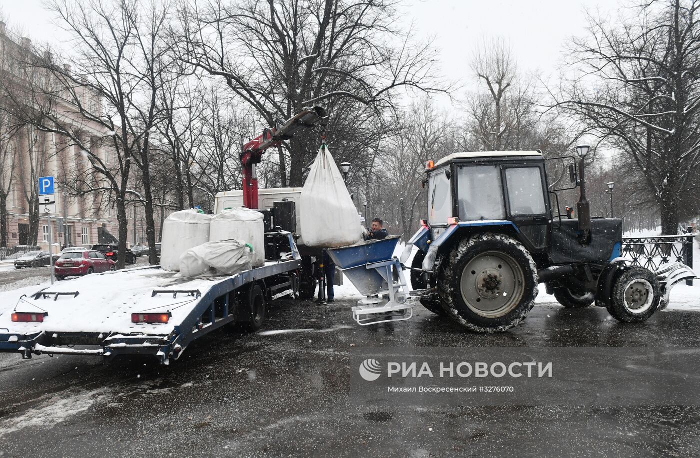 Коммунальные службы Москвы ликвидируют последствия сильного снегопада