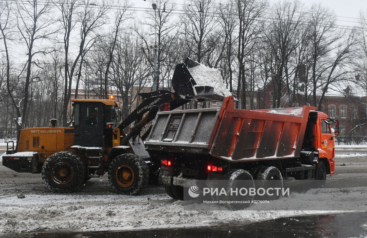 Коммунальные службы Москвы ликвидируют последствия сильного снегопада