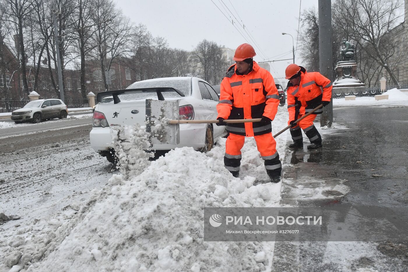 Коммунальные службы Москвы ликвидируют последствия сильного снегопада