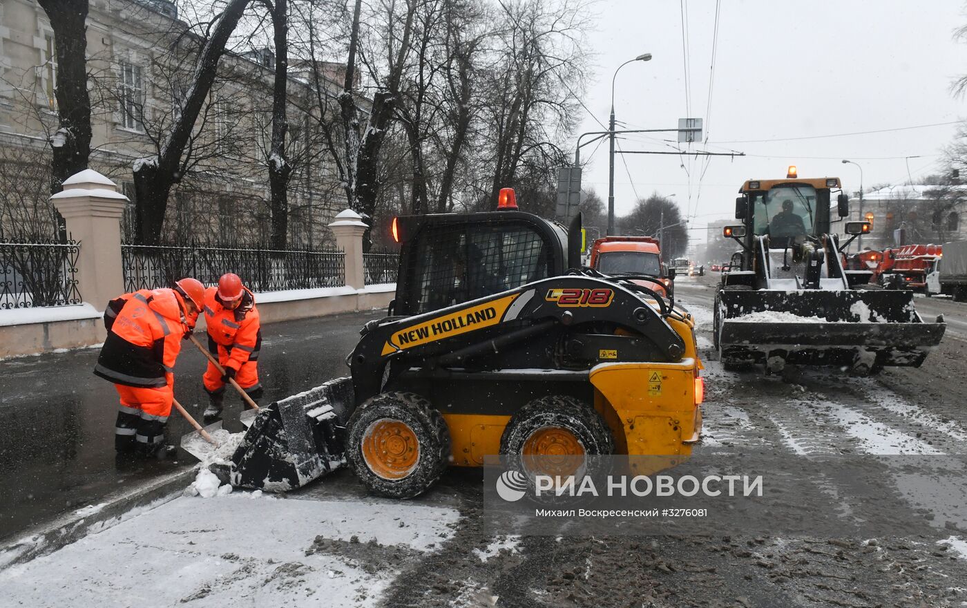 Коммунальные службы Москвы ликвидируют последствия сильного снегопада