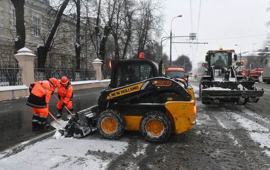 Коммунальные службы Москвы ликвидируют последствия сильного снегопада