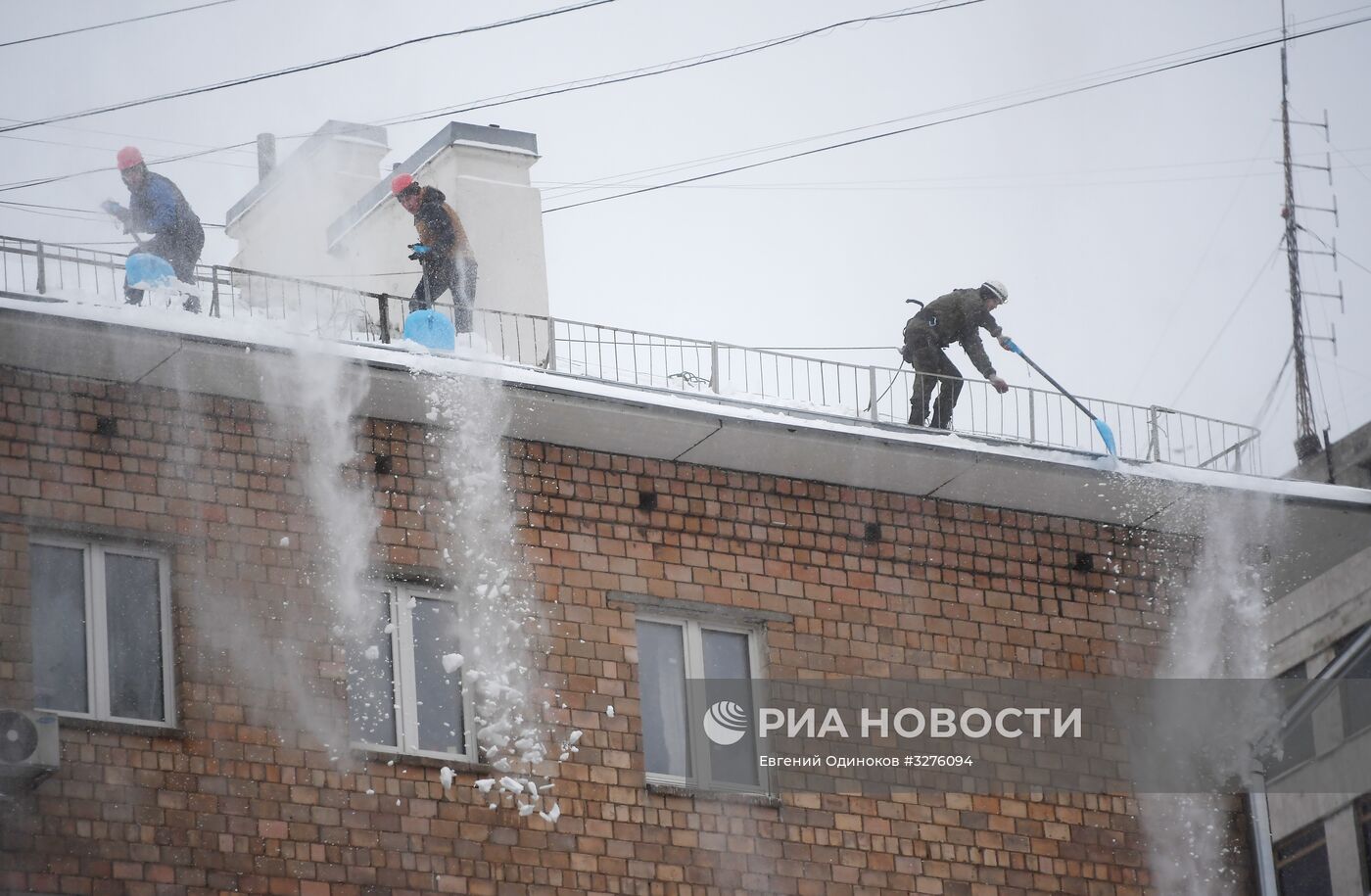 Коммунальные службы Москвы ликвидируют последствия сильного снегопада