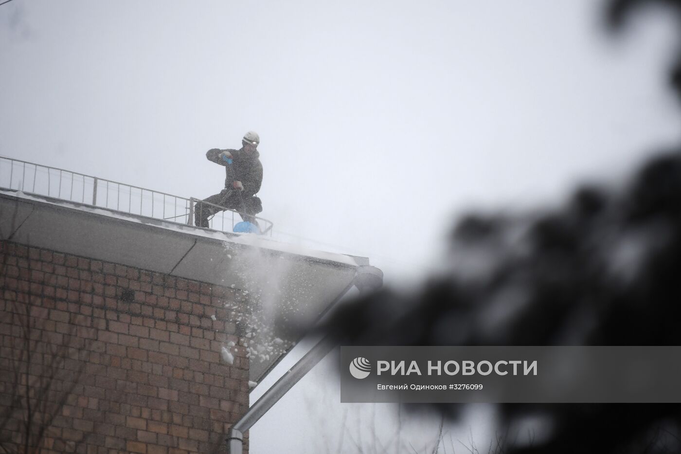 Коммунальные службы Москвы ликвидируют последствия сильного снегопада