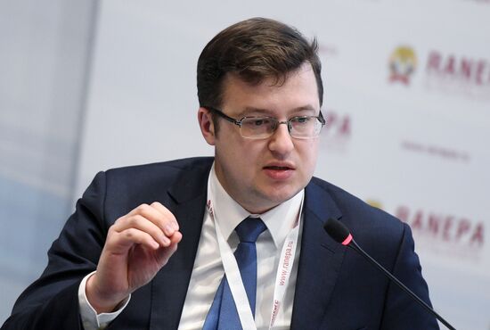 IX Гайдаровский форум. День третий