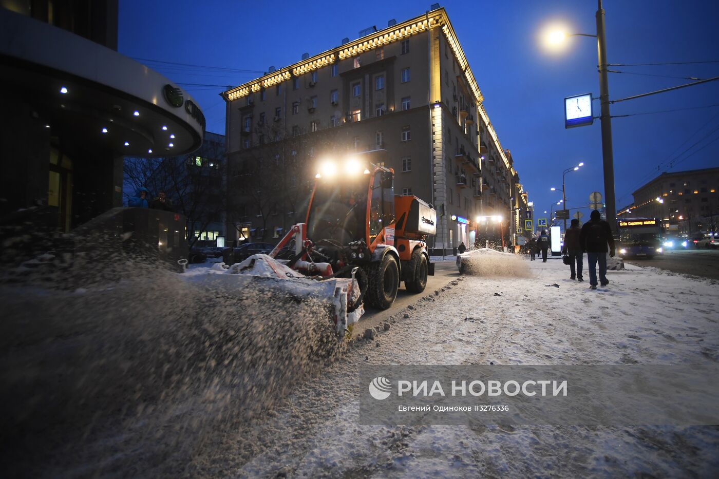 Коммунальные службы Москвы ликвидируют последствия сильного снегопада