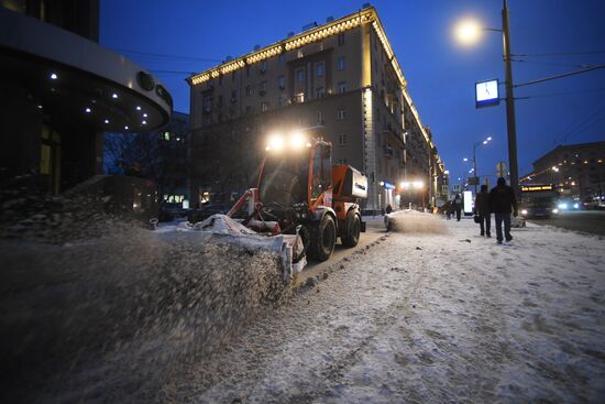 Коммунальные службы Москвы ликвидируют последствия сильного снегопада