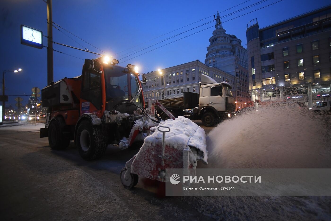 Коммунальные службы Москвы ликвидируют последствия сильного снегопада