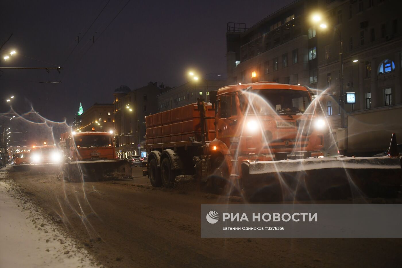 Коммунальные службы Москвы ликвидируют последствия сильного снегопада