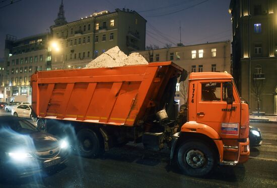 Коммунальные службы Москвы ликвидируют последствия сильного снегопада