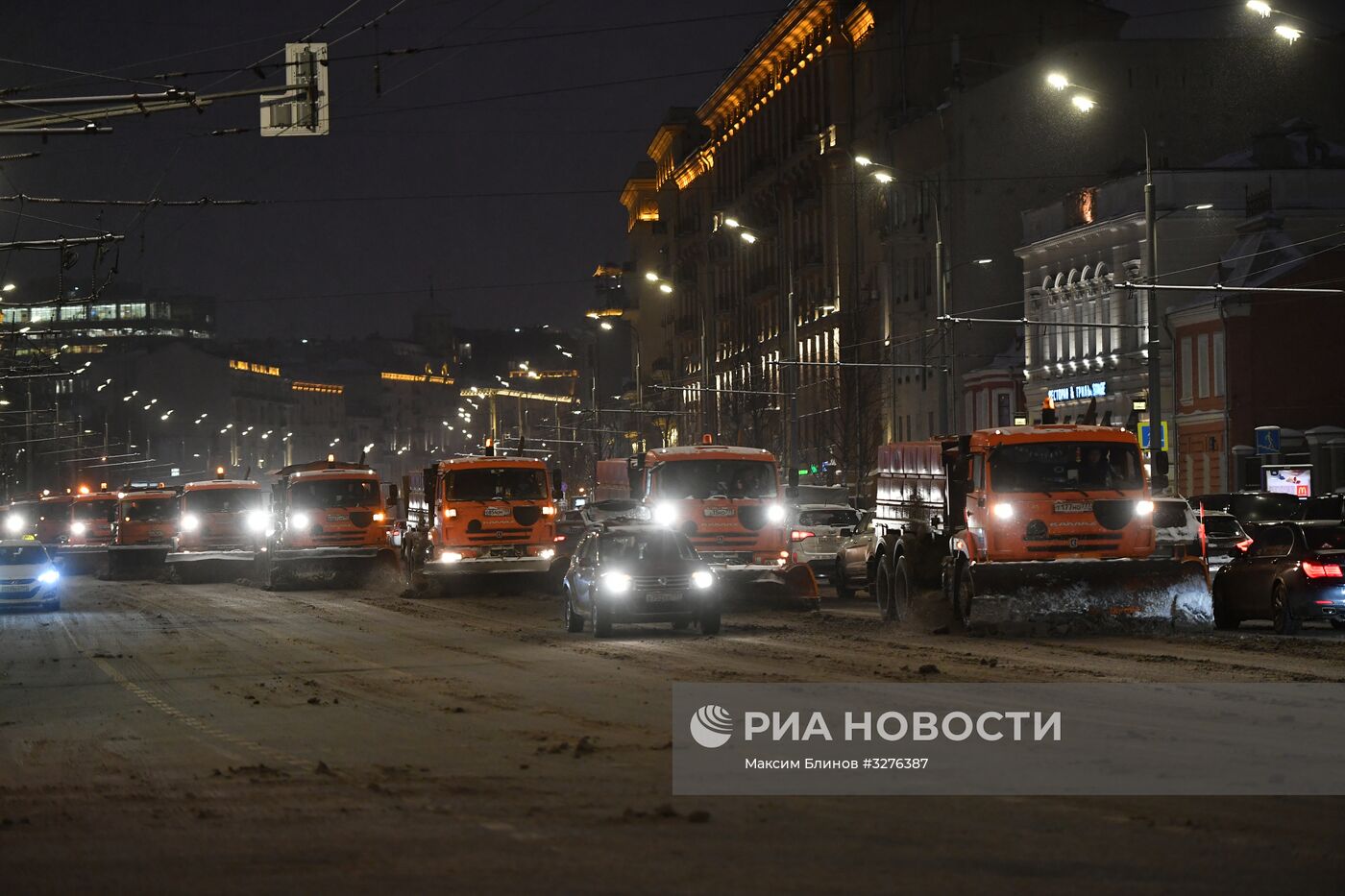 Коммунальные службы Москвы ликвидируют последствия сильного снегопада