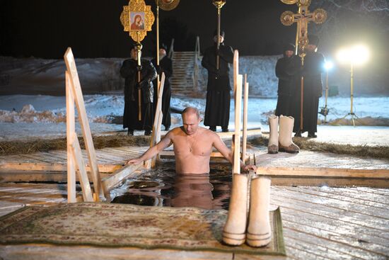 Президент РФ В. Путин принял участие в крещенских купаниях на озере Селигер
