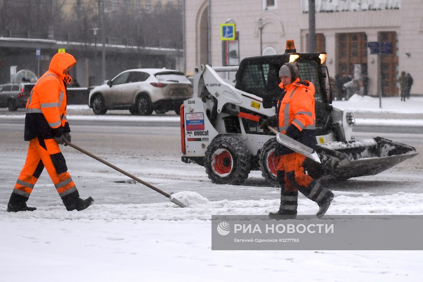 Коммунальные службы Москвы ликвидируют последствия сильного снегопада