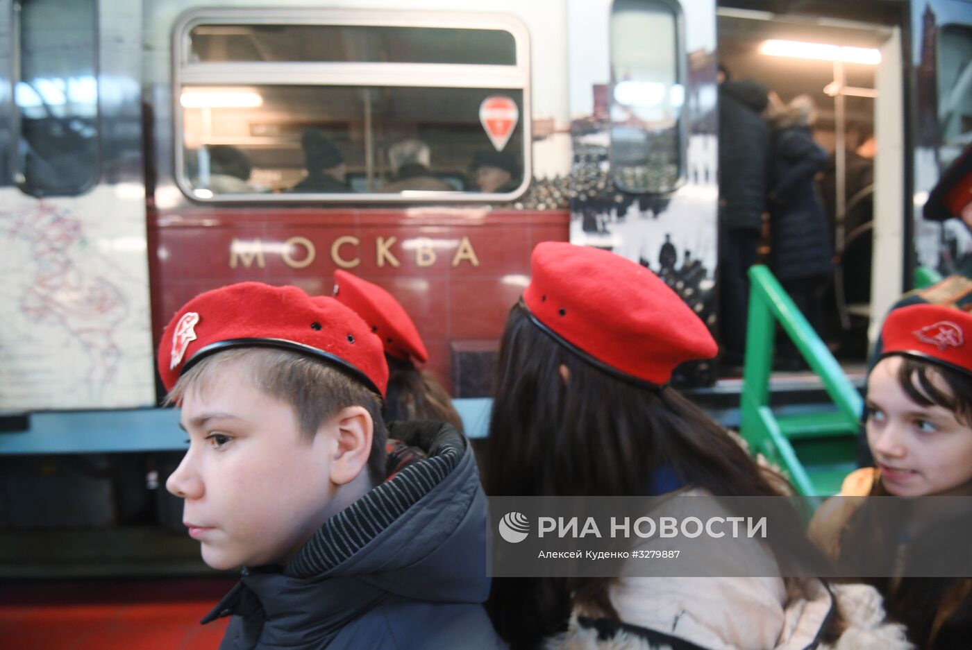 Запуск поезда метро "Территория Победы"