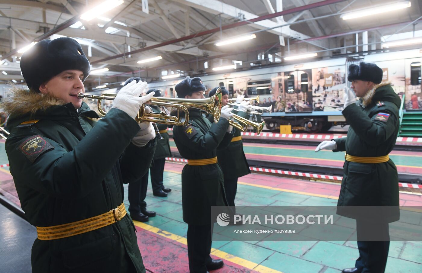 Запуск поезда метро "Территория Победы"