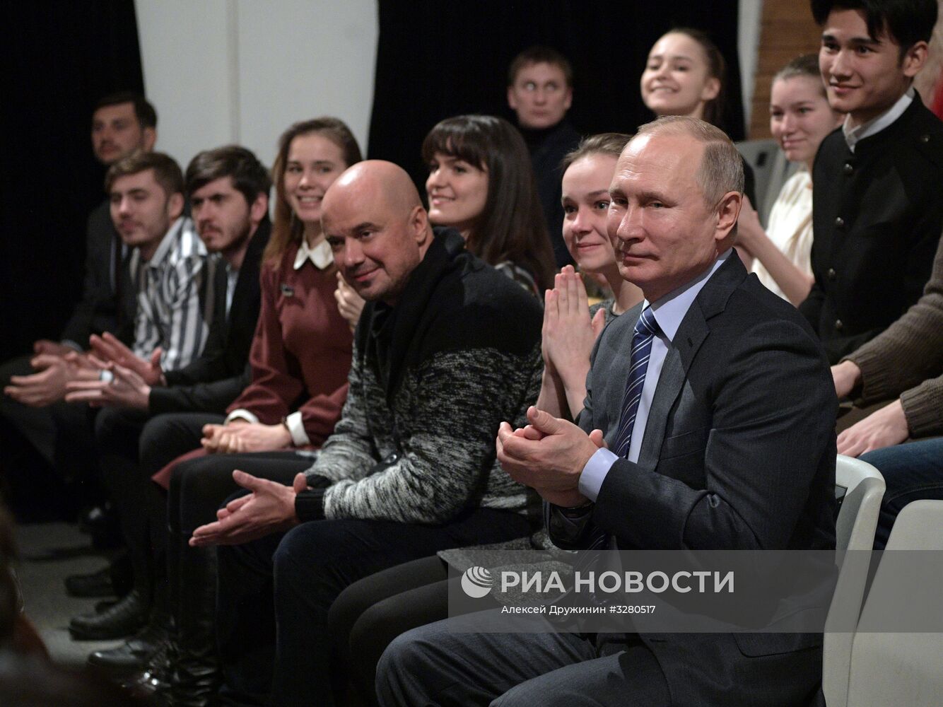 Президент РФ В. Путин посетил центр-музей "Дом Высоцкого на Таганке"