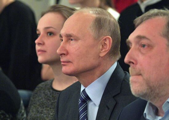 Президент РФ В. Путин посетил центр-музей "Дом Высоцкого на Таганке"