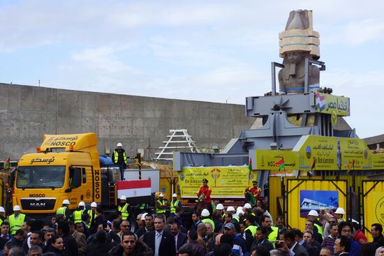 Перенос статуи древнеегипетского фараона Рамзеса Второго на новое место