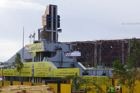 Перенос статуи древнеегипетского фараона Рамзеса Второго на новое место