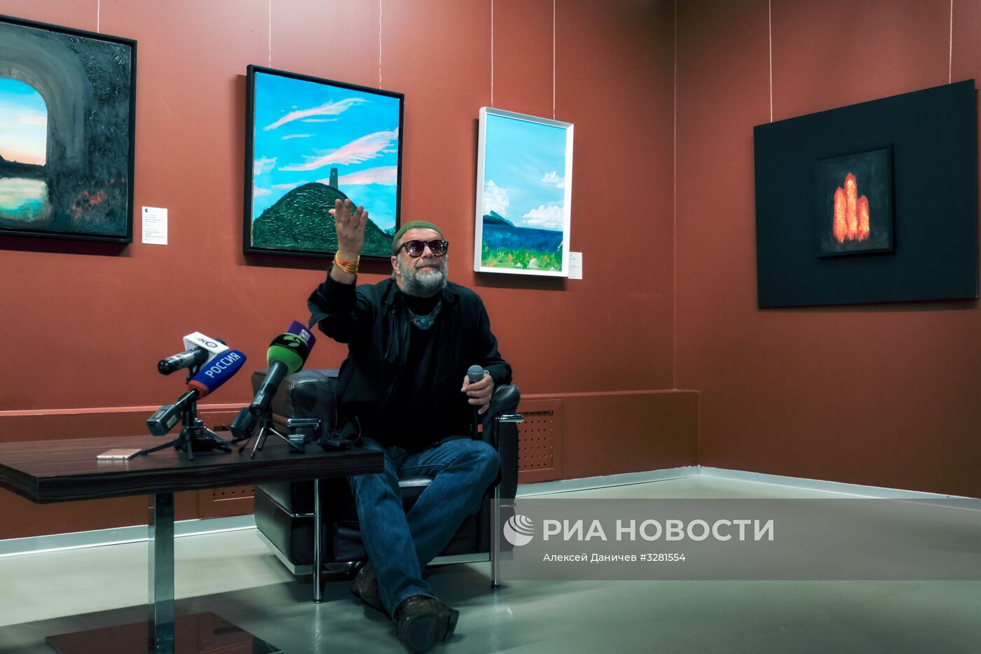 Открытие выставки "Азбука Лунного Света" Бориса Гребенщикова в Санкт-Петербурге