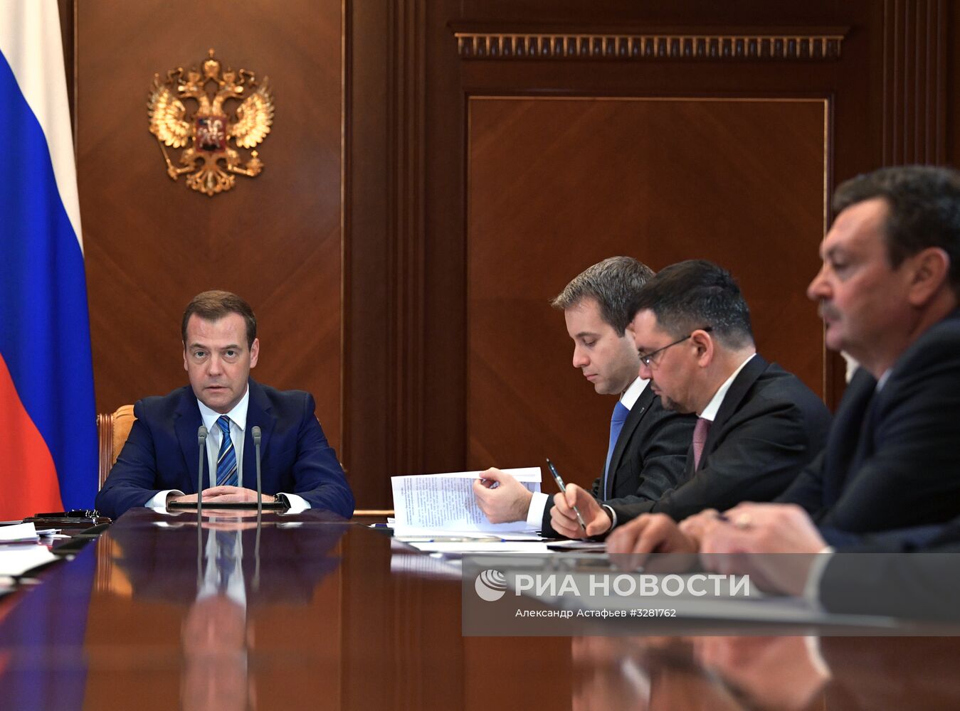 Премьер-министр РФ Д. Медведев провел совещание о расширении доступа к услугам связи
