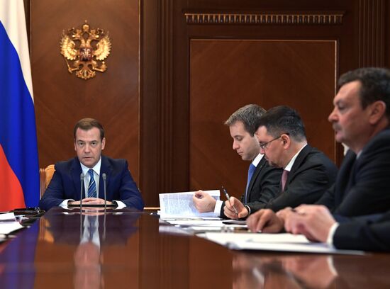 Премьер-министр РФ Д. Медведев провел совещание о расширении доступа к услугам связи