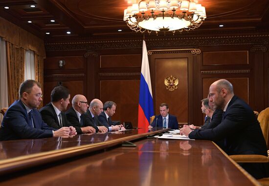 Премьер-министр РФ Д. Медведев провел совещание о расширении доступа к услугам связи