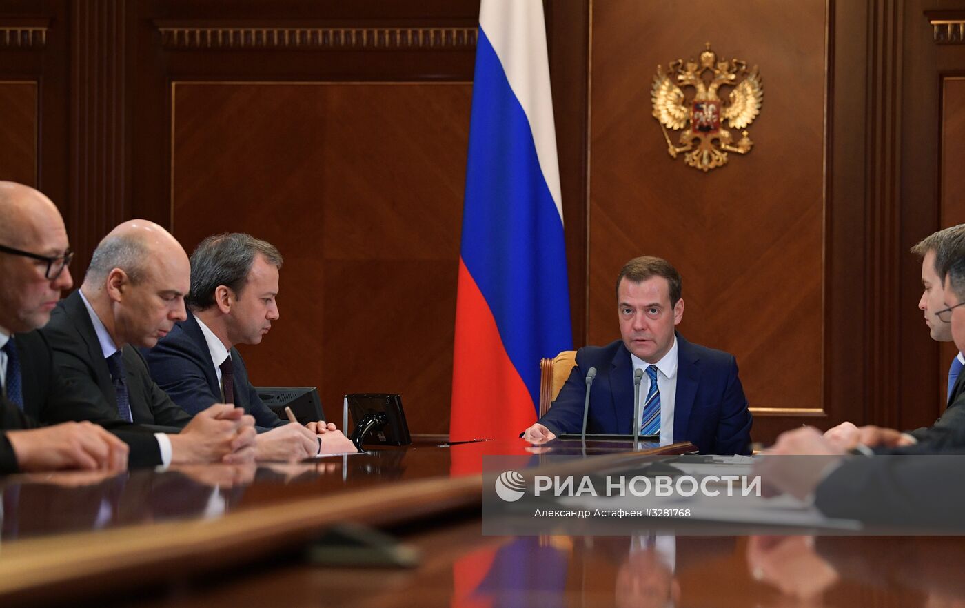 Премьер-министр РФ Д. Медведев провел совещание о расширении доступа к услугам связи