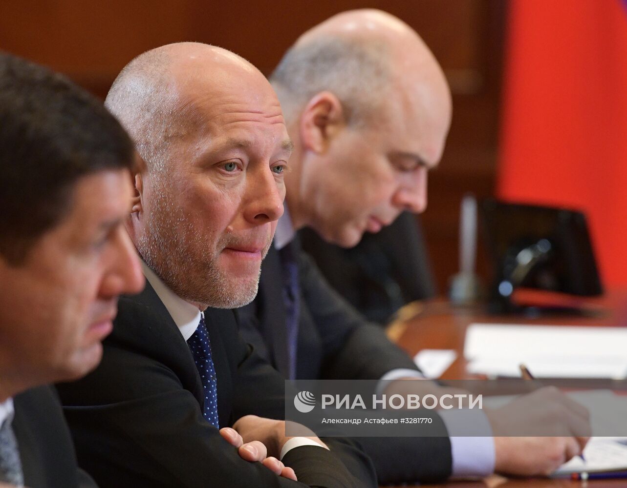 Премьер-министр РФ Д. Медведев провел совещание о расширении доступа к услугам связи