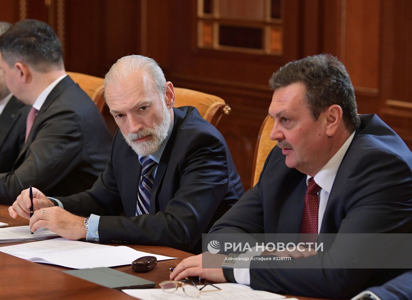 Премьер-министр РФ Д. Медведев провел совещание о расширении доступа к услугам связи